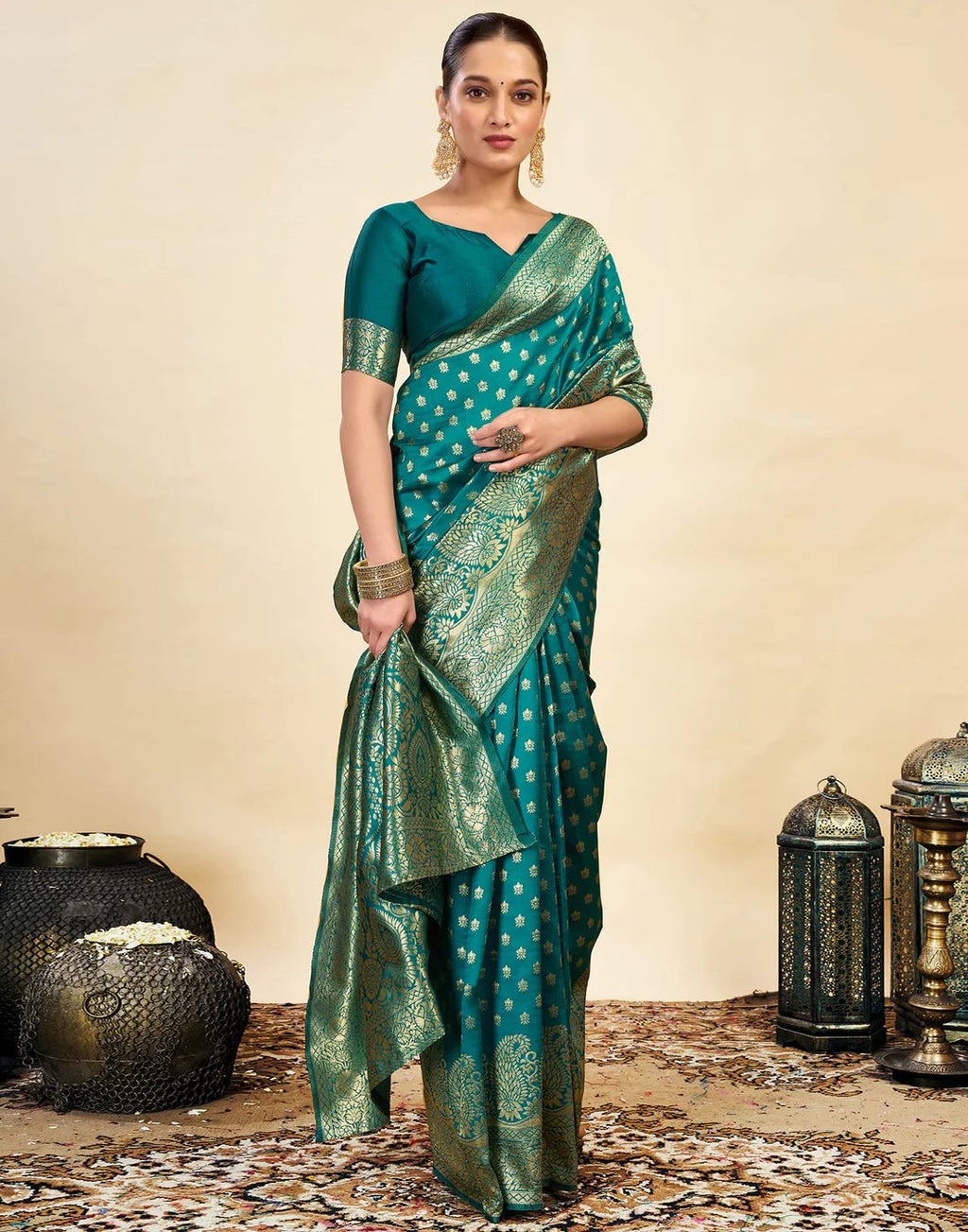 Women's Silk Blend Banarasi Jacquard Classic Motif Design Saree with Unstitched Blouse Piece