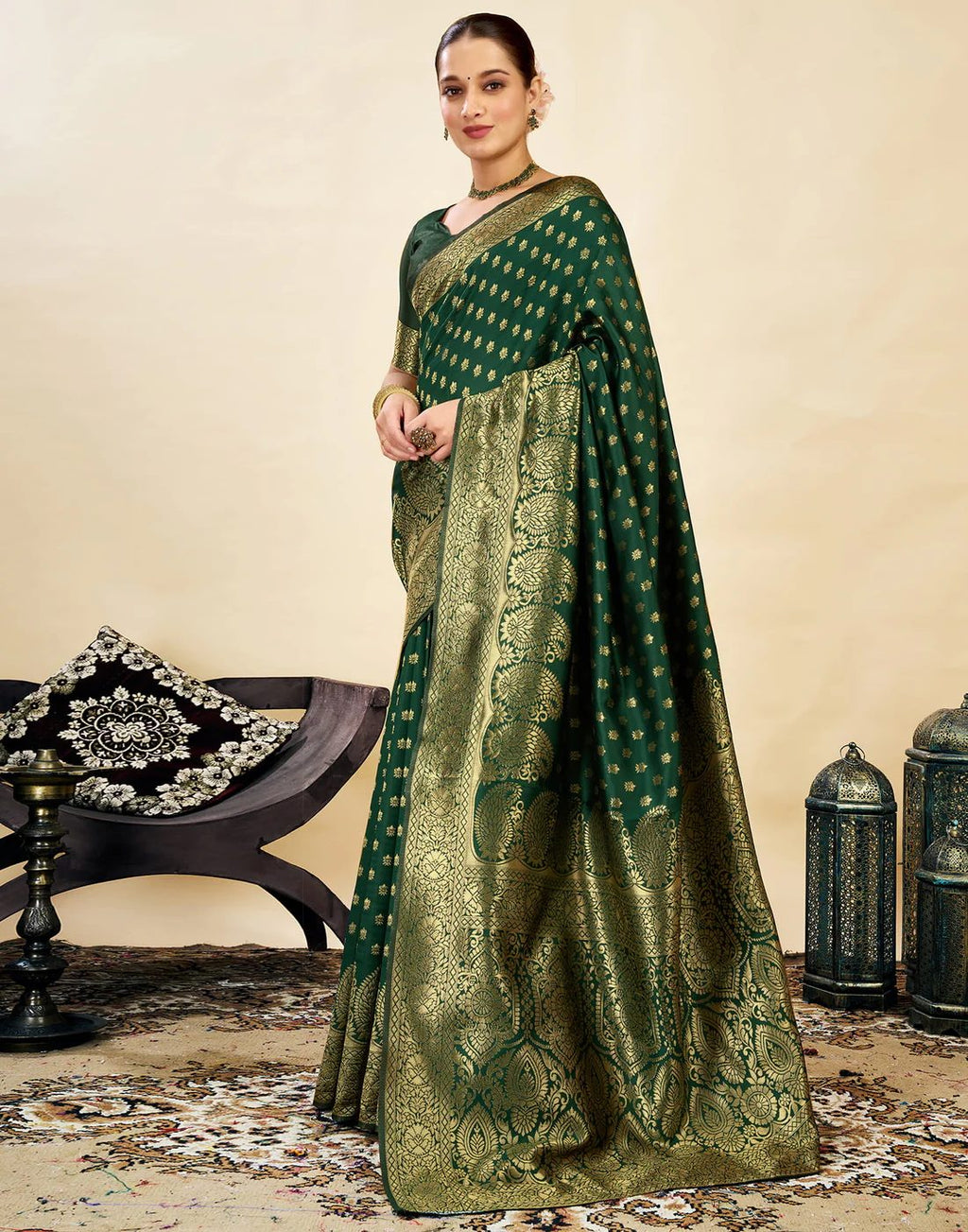 Women's Silk Blend Banarasi Jacquard Classic Motif Design Saree with Unstitched Blouse Piece